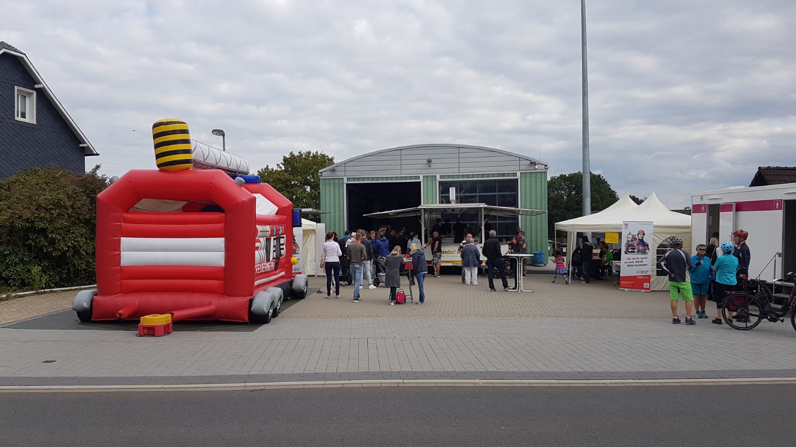Der Löschzug Hilgen feiert Feuerwehrfest. Geboten wird ein buntes Programm für Groß und Klein ab 11 Uhr Archivfoto 1