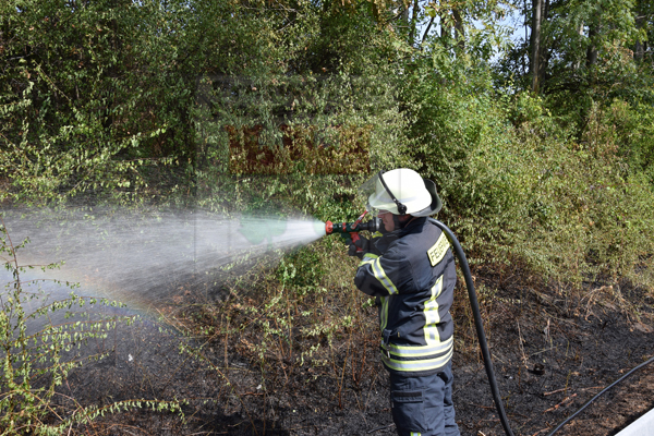 ARCHIV Durch massiven Einsatz von Löschwasser wurde ein ausbreiten verhindert Foto Jens Knipper Feuerwehr Burschei ONLINE