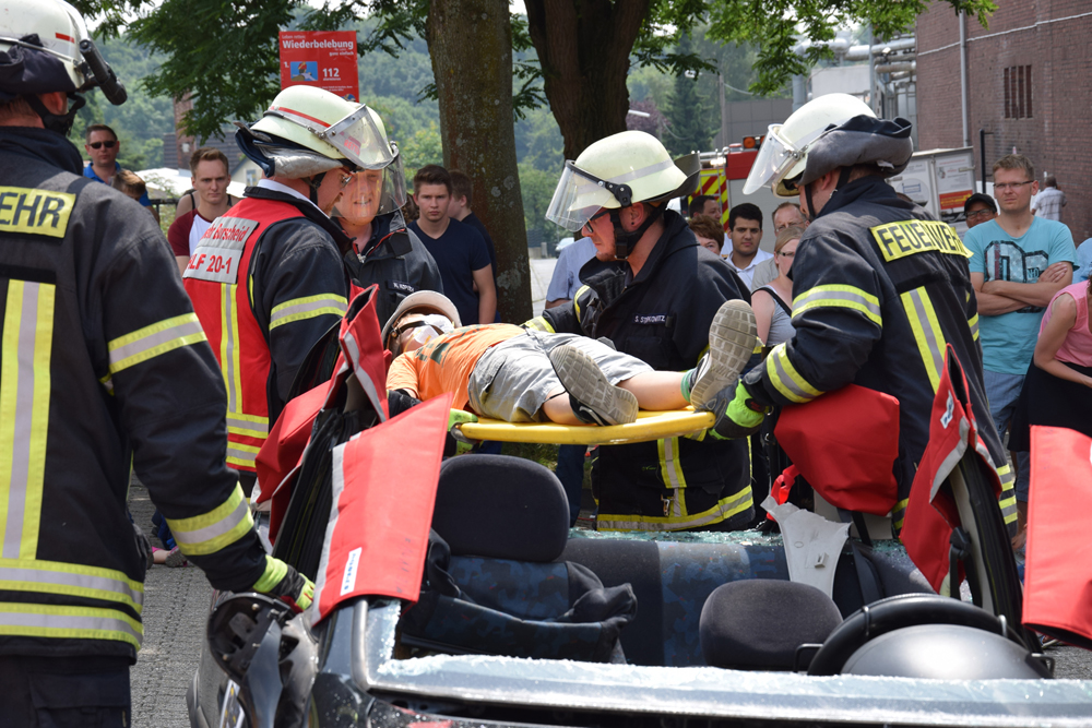Gaffen erwünscht die Feuerwehr zeigt was sie kann und leistet. Jeder darf hautnah zusehen ohne Ärger zu bekommen Achriv Jens Knipper
